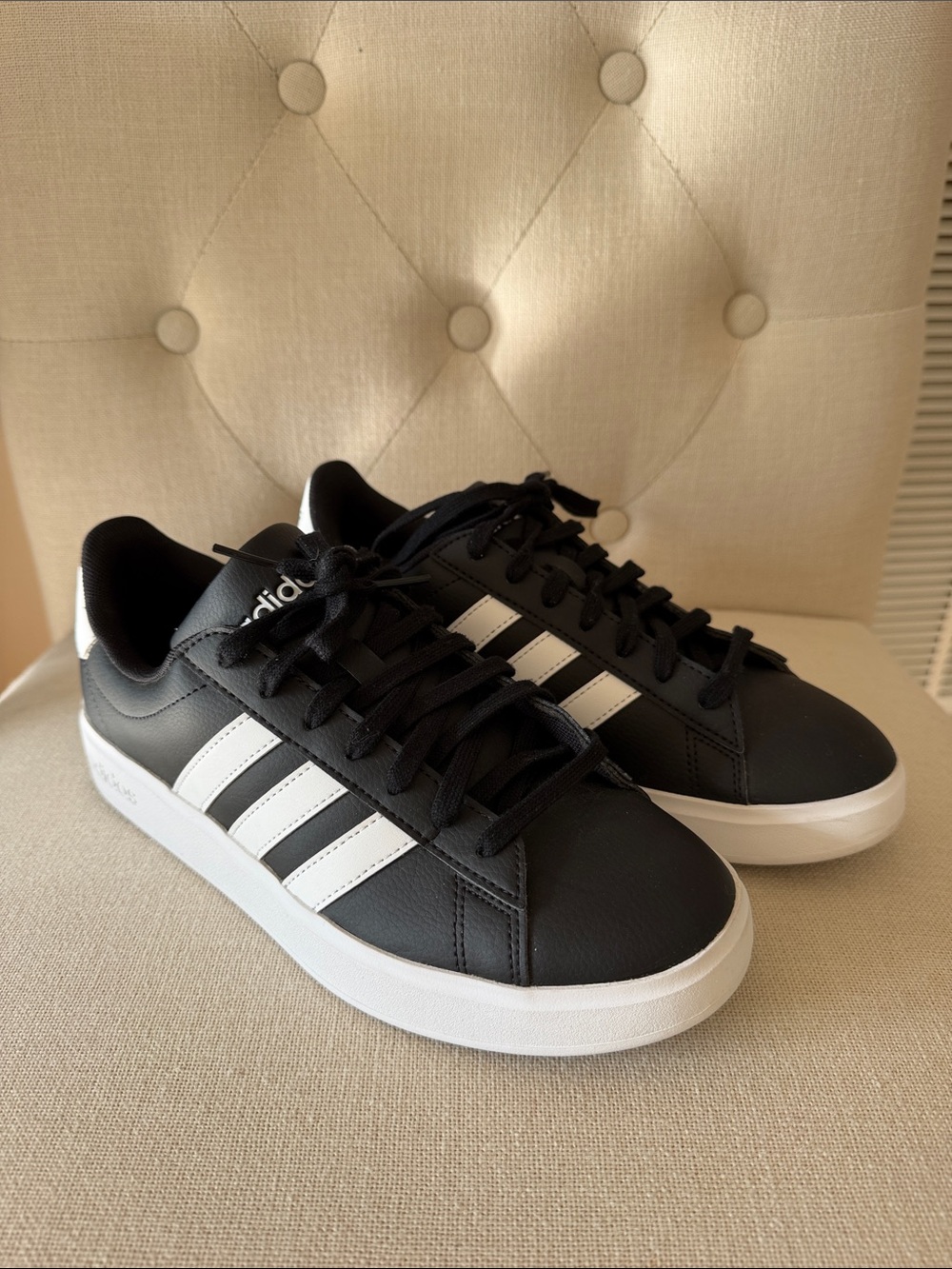 Adidas Men's/Women's Black & White Casual Sneakers Fits like an 8 1/2 women's